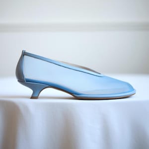Blaue Mesh-Pumps mit Flare Kitten Heels und runde Kappe, Frauen Anatomische Schuhe, Benutzerdefinierte Sandalen mit V-Ausschnitt Vamp, Sommerschuhe, echtes Leder