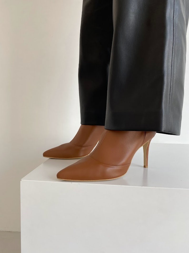 Karamell Stretch Stiefel mit Spitze Zeh und Stiletto Absatz aus Vegan Leder, Handgefertigte Frau Herbst Booties auf Hohe Spitze Absätze, Ankle Boots Bild 8