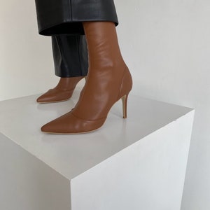 Karamell Stretch Stiefel mit Spitze Zeh und Stiletto Absatz aus Vegan Leder, Handgefertigte Frau Herbst Booties auf Hohe Spitze Absätze, Ankle Boots Bild 4