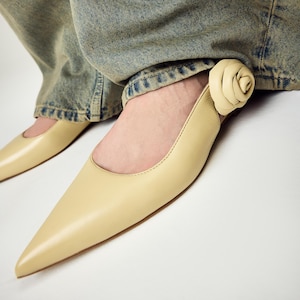 Yellow Slingback Flats with Leather Flower Decoration, Handmade Women Pump with Flat Heel, Custom Slingback Shoes with Closed Pointy Toe