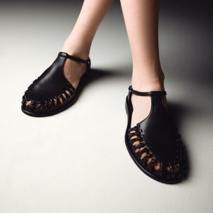 Black Fisherman Sandals, Leather Gladiator Buckle Closed Toe Sandals, Women Summer Sandals, Flat Heel Shoes with T-Strap