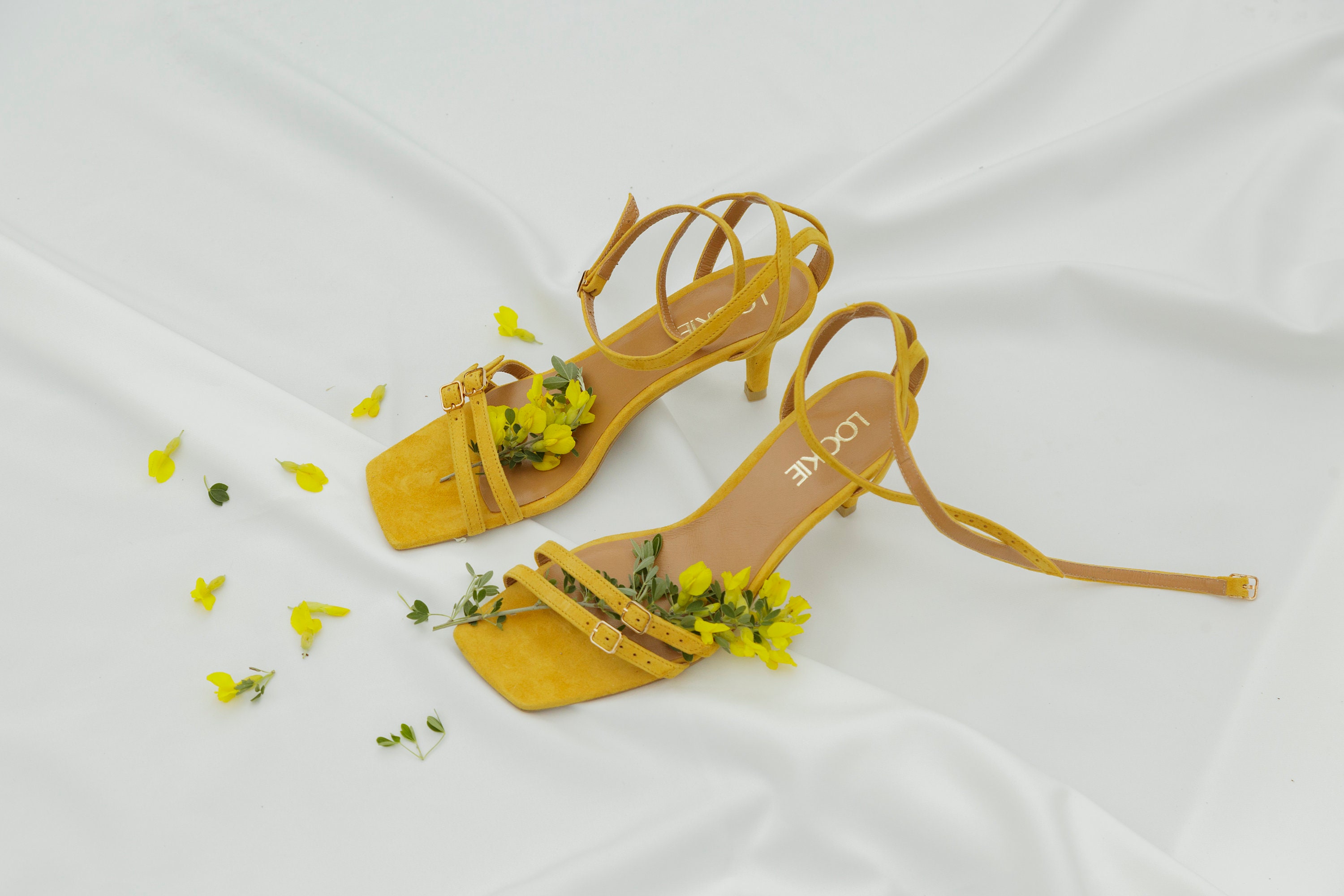 Sandalias de tiras amarillas con peep toe abierto sandalia de