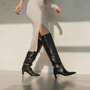 Schwarze kniehohe Stiefel mit Kätzchenferse, Frauen Overknee-Stiefel mit spitzem Zeh, Lederkniestiefel für Frauen mit niedriger dünner Ferse