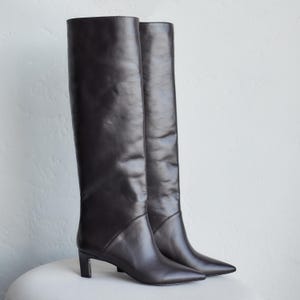 Bruine kniehoge laarzen met lage blokhak, leren overknee dameslaarzen met spitse neus, op maat gemaakte leren laarzen voor dames
