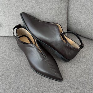 Black Ballet Flats with Notched Vamp V-cut, Decorative Stitches and Ankle Strap, Natural Leather Low Heels Ballerina Loafers with Pointy Toe