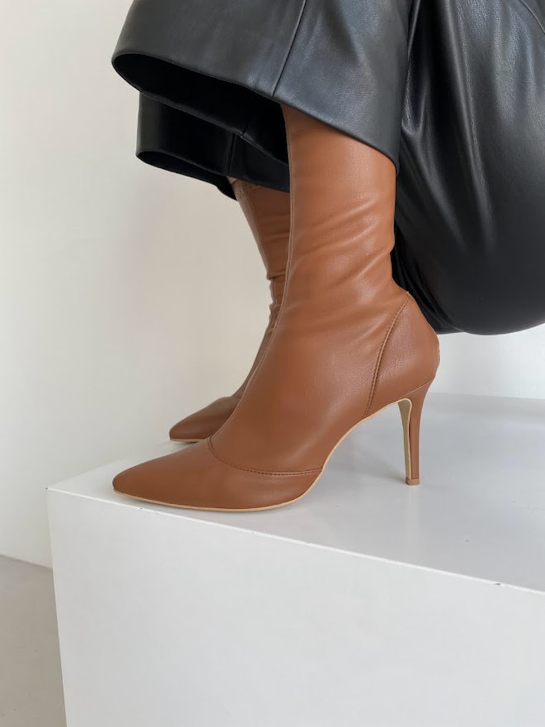 Botas elásticas de color caramelo con puntera puntiaguda y tacón de aguja de cuero vegano, botines de otoño hechos a mano para mujer con tacones altos puntiagudos, botines imagen 5