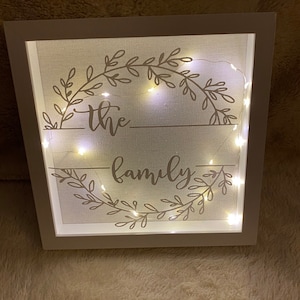 Scatola per ombre illuminata con nome di famiglia personalizzata 9x9, scatola per ombre decorativa decorativa illuminata con testo personalizzato