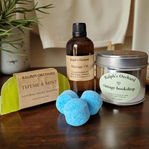 Gentleman’s Gift Set – Vegan Candle, Massage Oil, Mini Bath Bombs & Shampoo Bar | Eco Friendly Self Care Gift for Him, Dad or Partner