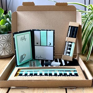 Ritorno a scuola / Articoli da regalo di cancelleria / Set di cancelleria / Regali per la fine della scuola / Regali di addio / Regali di lavoro / Congratulazioni / Regali personalizzati
