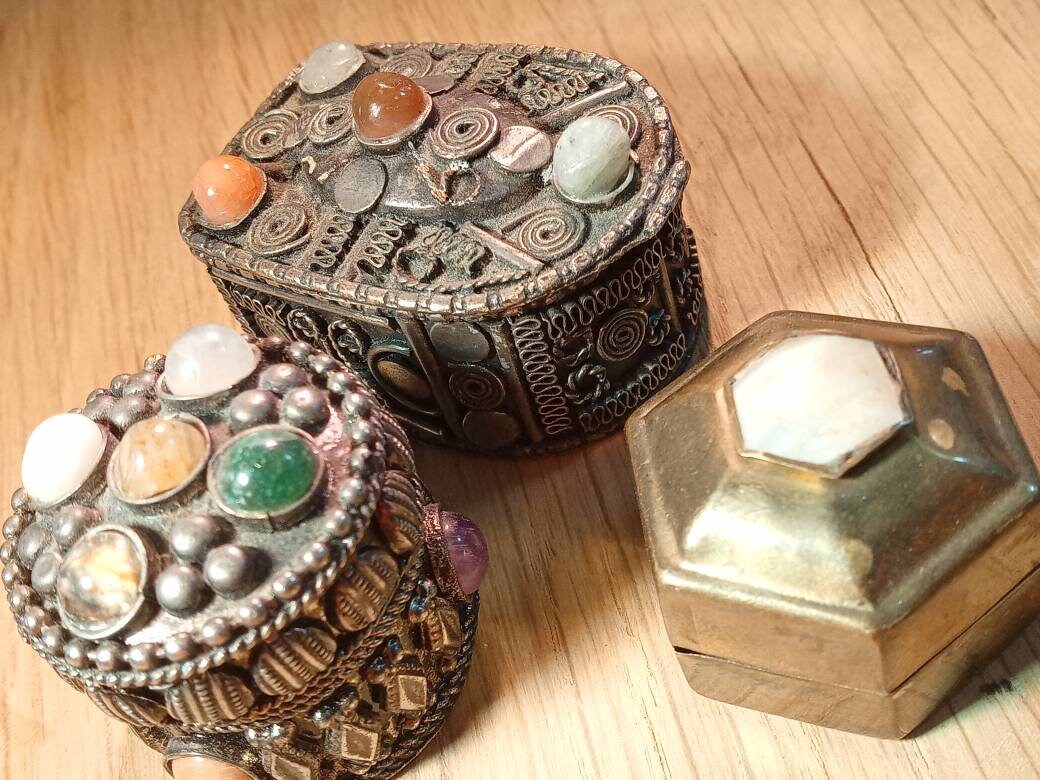 Ensemble de Trois Mini Boîtes Bibelots à Priser en Métal Argenté et Un Laiton Tous avec Des Pierres 