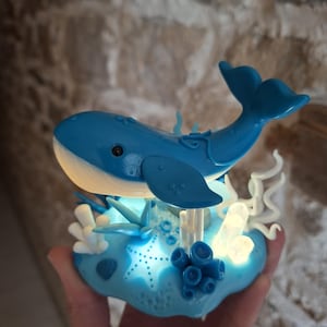 Handgemaakte creatie/walvis nachtlampje/LED-decoratie/handgemaakte miniatuur/oceaandecoratie/zeedier/fantasiekunst/nachtlampje