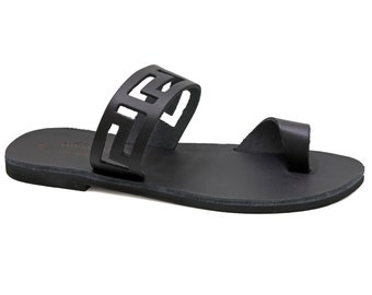 Sandales à anneau d'orteil en cuir noir avec méandres sandales élégantes de la Grèce antique à lanières sandales plates pour femmes mules habillées chaussures d'été