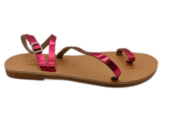 Antika grekiska fuchsia lädersandaler: Sommarskor med justerbart spänne och remmar
