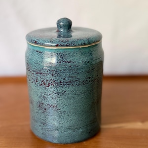 Pote de cerâmica azul-petróleo e vermelha com tampa | Pote de cerâmica azul feito à mão em torno de oleiro