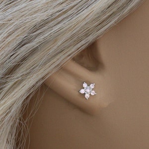 NOUVEAU * Mini Flower CZ stud Cartilage Earring • Piercing chirurgical en acier • Goujon de conque • Tiny Cartilage stud • Vis sur boucle d’oreille arrière