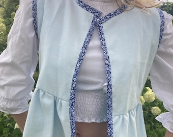 Blouse à volants bleu ciel