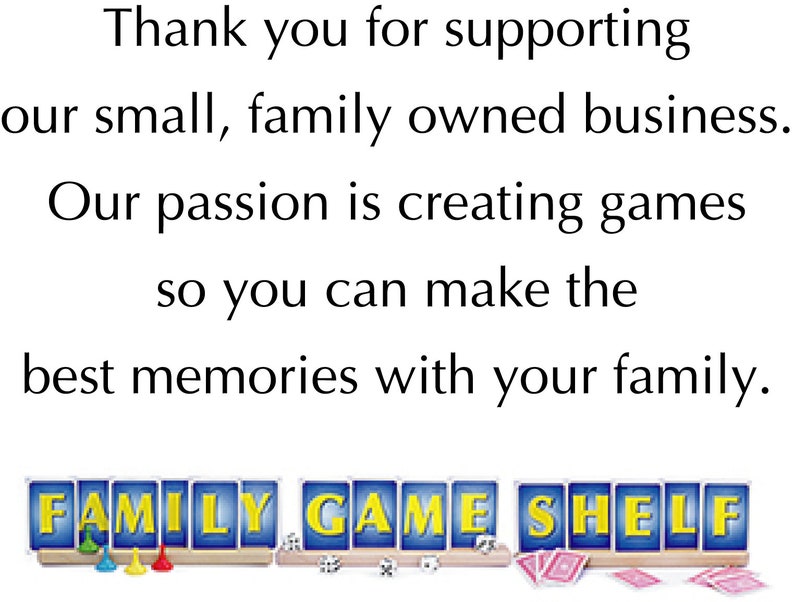 K&ouml;nnte beinhalten: Ein blaues und gelbes Schild mit dem Text "FAMILY GAME SHELF" in wei&szlig;en Buchstaben. Das Schild ist mit Spielsteinen, W&uuml;rfeln und Spielkarten verziert.