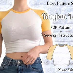Peut inclure: Un t-shirt raglan blanc et jaune à manches courtes avec une texture côtelée. L'image contient le texte Basic Pattern Shop, Raglan Tee, PDF Pattern + Sewing Instructions, et Sizes XS-3XL, ainsi qu'un dessin technique du t-shirt.