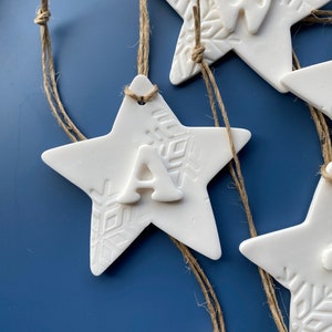 Alfabeto personalizado, estrelas de argila em relevo branco, enfeites de Natal, etiquetas de presente de A a Z, decoração escandinava, enfeites artesanais
