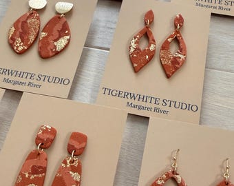Colección Terra Coast: pendientes colgantes de terracota y oro hechos a mano, de arcilla polimérica, hipoalergénicos y sin níquel.