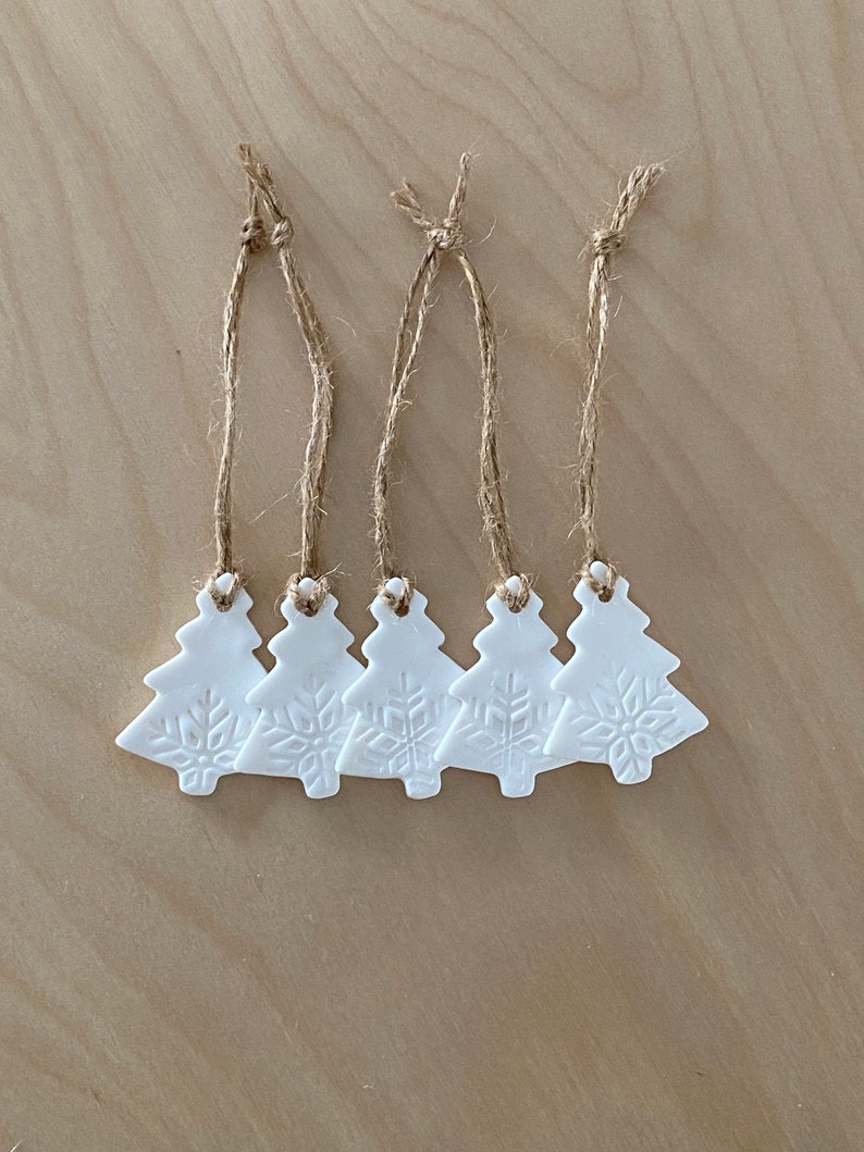 Set von 5/10/20 weißen geprägten kleinen Tonbäumen, Weihnachtsschmuck, Hochzeit Gastgeschenke, Geschenkanhänger, skandinavisches Dekor, handgemachte Verzierung Bild 6