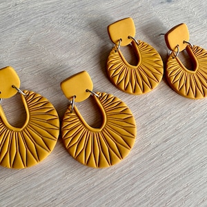 Pendientes de arcilla mostaza hechos a mano, colgantes geométricos de arcilla, pendientes amarillos llamativos, joyería artesanal