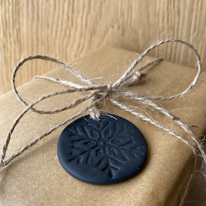 5 etichette regalo in disco di argilla per Natale, ornamenti con cerchi neri carbone, etichette regalo, decorazioni rustiche, decorazioni gotiche, ornamenti fatti a mano