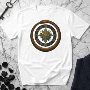 Ouroboros Kristallen Klok T-shirt | Esoterisch Tijdontwakende Slinger T-shirt | Mystieke Slang van de Eeuwigheid Kunst | Unisex Softstyle Gildan T-shirt