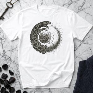 Camiseta Fractal Ouroboros Infinito | Camiseta Geometria Sagrada da Serpente de Mandelbrot | Arte do Ciclo Eterno da Consciência | Camiseta Unissex Gildan