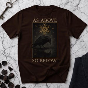 Wie oben, so unten – Raben-T-Shirt | Hermetisches, okkultes Metatron-Würfel-T-Shirt | Esoterisches Reflexions-Krähen-Magie-Shirt | Unisex-Gildan-T-Shirt