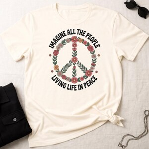 世界中の人々を想像する平和Tシャツ - 花柄のピースサインヒッピーTシャツ - レトロなボヘミアンフラワーデザイン - ポジティブなメッセージユニセックスソフトスタイルTシャツ