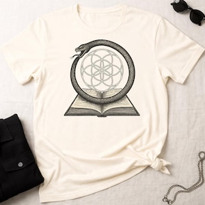 Camiseta Ouroboros Knowledge Snake – Flor de la Vida Geometría Sagrada Libro Abierto – Sabiduría Antigua Diseño Oculto – Camiseta Gildan Softstyle
