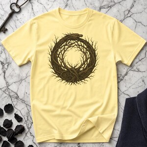 T-shirt met wortelmotief en Ouroboros-natuursymbool | Kunstwerk van de eeuwige cyclus van de boom en de slang | Grafische afbeelding van mythische aardse wijsheid | Unisex Softstyle Gildan T-shirt