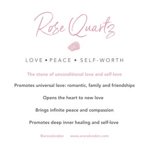 Op de afbeelding: Rozenkwartskristal met de tekst "LOVE PEACE SELF-WORTH" en de zin "De steen van onvoorwaardelijke liefde en zelfliefde". Er staat ook "Bevordert universele liefde: romantische, familiale en vriendschappelijke liefde" en "Opent het hart voor nieuwe liefde".