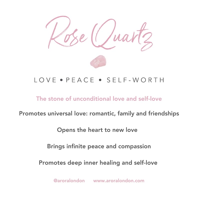Op de afbeelding: Rozenkwartskristal met de tekst "LOVE PEACE SELF-WORTH" en de zin "De steen van onvoorwaardelijke liefde en zelfliefde". Er staat ook "Bevordert universele liefde: romantische, familiale en vriendschappelijke liefde" en "Opent het hart voor nieuwe liefde".