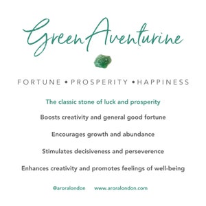 Pu&ograve; includere: Sfondo bianco con la scritta "Green Aventurine" in corsivo. Una piccola pietra verde &egrave; sopra la parola "Aventurine". Il testo sottostante descrive le propriet&agrave; della pietra, come fortuna e prosperit&agrave;.