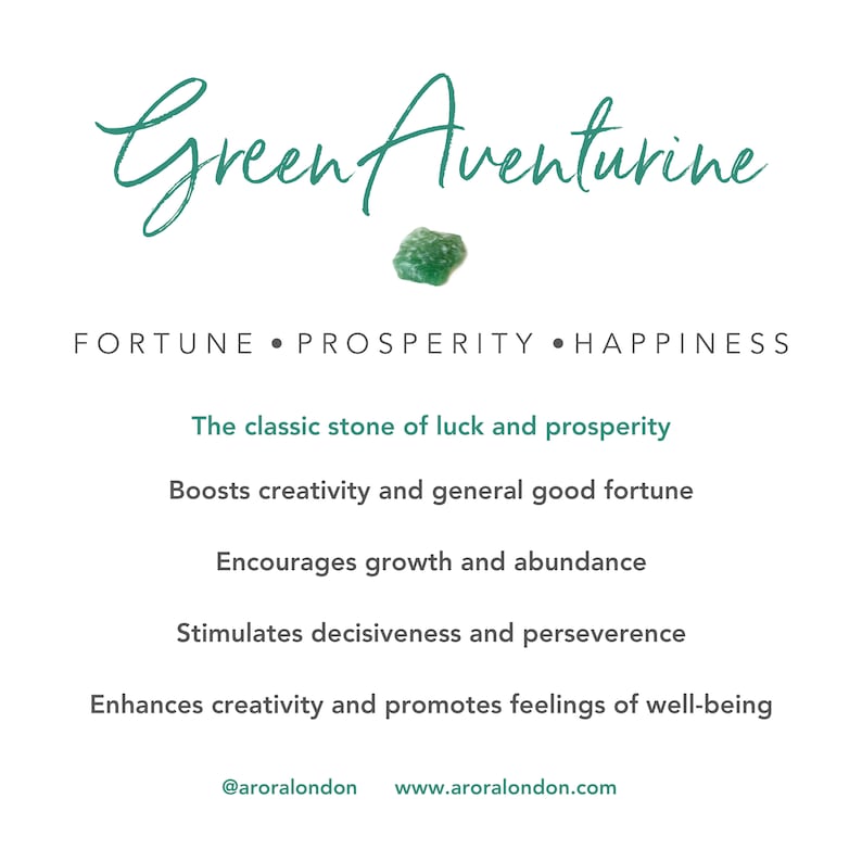 Pu&ograve; includere: Sfondo bianco con la scritta "Green Aventurine" in corsivo. Una piccola pietra verde &egrave; sopra la parola "Aventurine". Il testo sottostante descrive le propriet&agrave; della pietra, come fortuna e prosperit&agrave;.