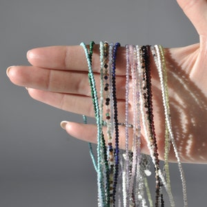 Zierliche Edelstein-Kristall-Halskette, 2 mm facettierte Perlen, 16 Kristallfarben, Boho-Stil Choker zum Schichten.