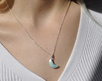 Colar de Lua Crescente de Cristal: Corrente Banhada a Prata, Pingente de Pedra Preciosa
