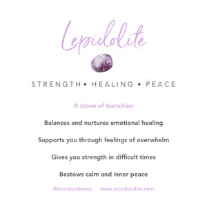 Puede incluir: Cristal de lepidolita, una piedra de transici&oacute;n, con el texto "STRENGTH &bull; HEALING &bull; PEACE" y el texto "A stone of transition". El texto a continuaci&oacute;n describe los beneficios de la lepidolita, que incluyen el equilibrio emocional, el apoyo en momentos de abrumamiento, la fuerza y la calma.