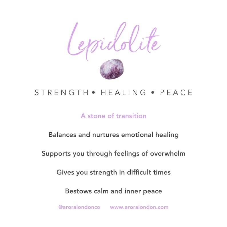 Puede incluir: Cristal de lepidolita, una piedra de transici&oacute;n, con el texto "STRENGTH &bull; HEALING &bull; PEACE" y el texto "A stone of transition". El texto a continuaci&oacute;n describe los beneficios de la lepidolita, que incluyen el equilibrio emocional, el apoyo en momentos de abrumamiento, la fuerza y la calma.