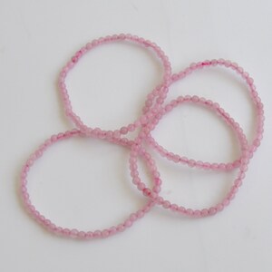 Op de afbeelding: Vier roze kralen armbanden gemaakt van rozenkwarts.