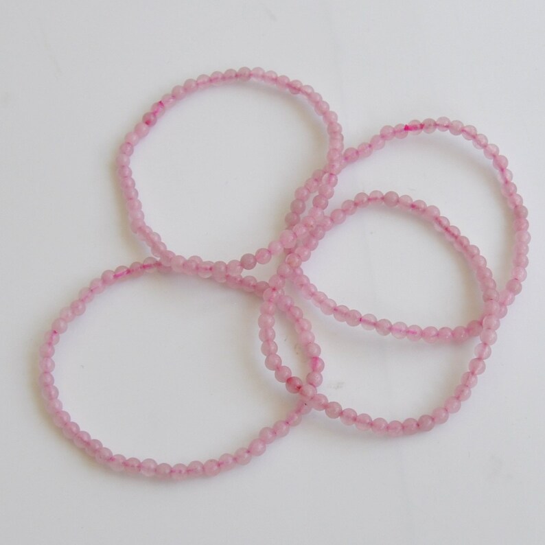 Op de afbeelding: Vier roze kralen armbanden gemaakt van rozenkwarts.