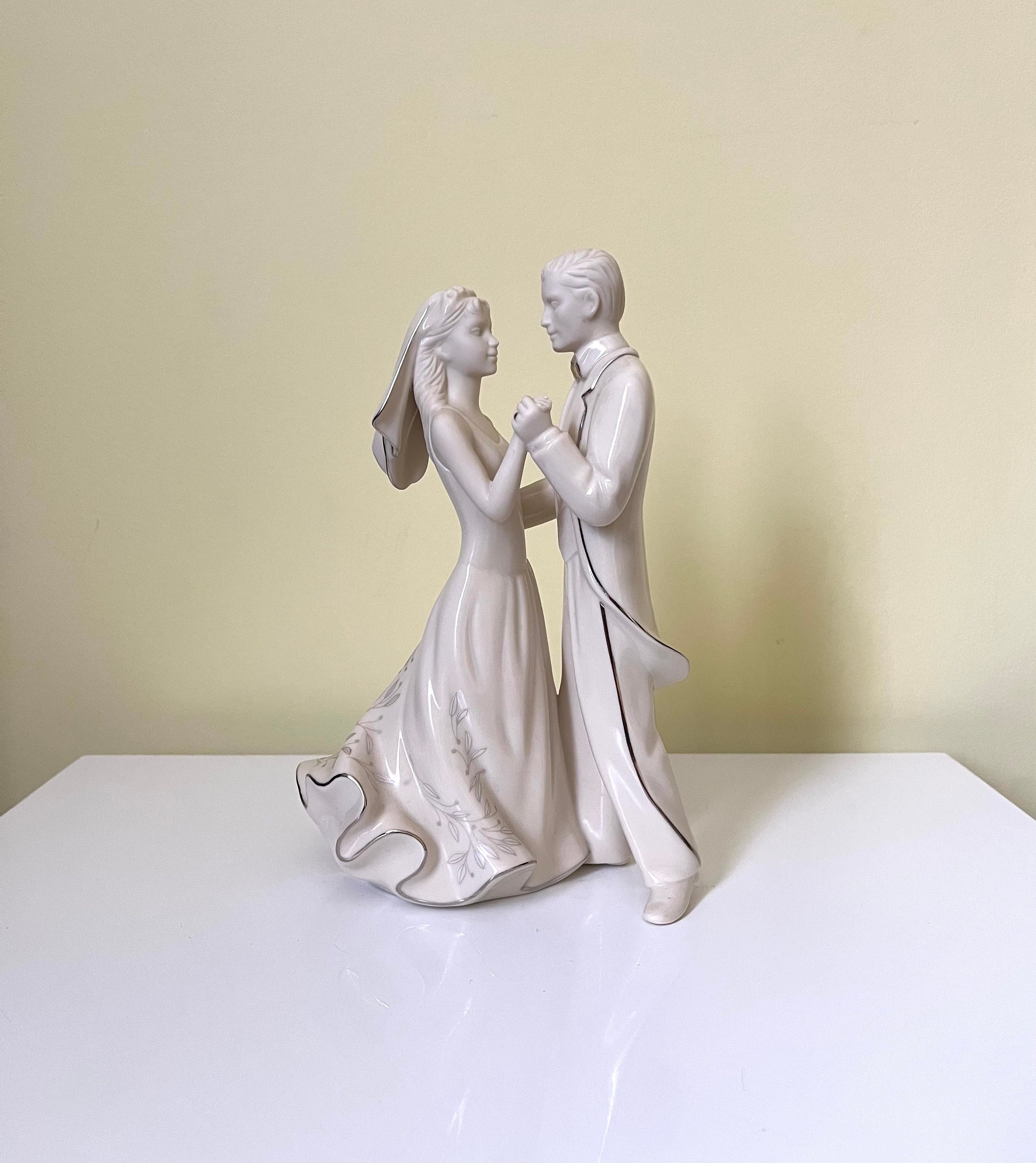 Lenox wedding promises first dance cake topper | Beachweddingtips.com Lenox wedding promises first dance cake topper | Beachweddingtips.com