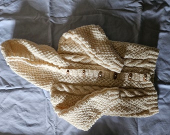 Handgestrickte Aran-Kapuzenjacke für Kinder mit Holzknöpfen, 61 cm Brustumfang