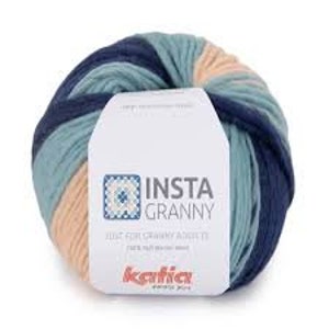 Puede incluir: Un ovillo de lana en tonos azules, verde azulado y melocotón. La lana está etiquetada como "Insta Granny" y es para hacer cuadrados de abuela.