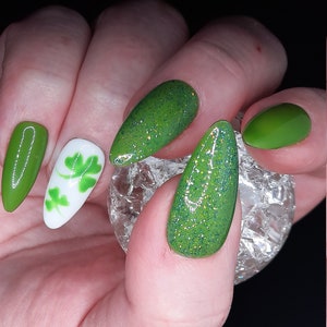 St. Patrick's Day press on nails image 3