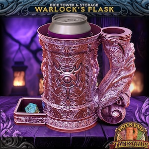 Puede incluir: Un gobelet de metal con un diseño de dragón, que incluye una tapa extraíble y un compartimento para dados. El gobelet es de color burdeos oscuro y tiene un diseño de ojo plateado en la parte delantera. El texto "Warlock's Flask" está impreso en la parte superior del gobelet.