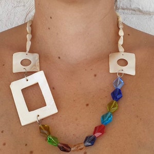 Tesoros de coral - collar de declaración. Collar de coral y cristal.