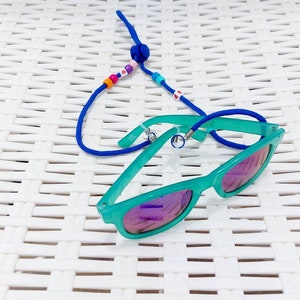 Brillenbandje voor kinderen. Blauw sterk brillenkoord voor kinderen met kleurrijke kralen. Ook te gebruiken als kort gsm-snoer dat om je hand hangt.